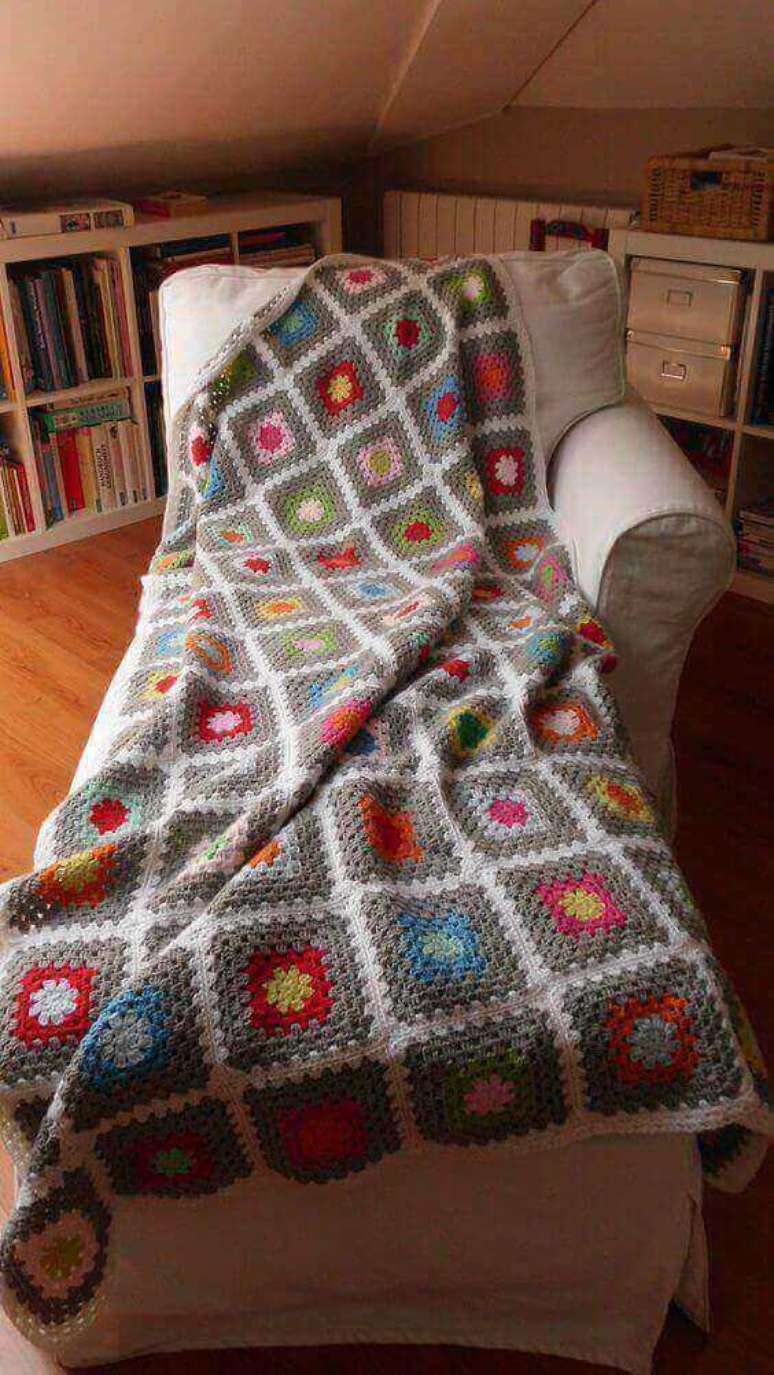 15. A manta de crochê também é interessante para cobrir poltronas. Foto: Dcore Você