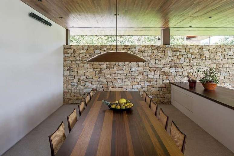 47. Mesa de madeira com marchetaria &eacute; muito delicada e art&iacute;stica. Projeto de Patr&iacute;cia Martinez