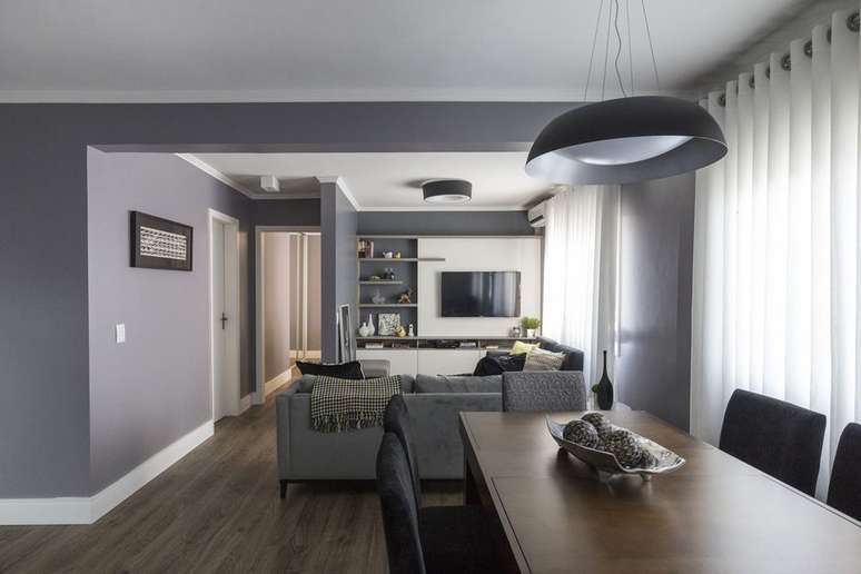 46. Uma boa mesa de madeira &eacute; aquela que pode ser facilmente harmonizada. Projeto de MODI Arquitetura e Interiores