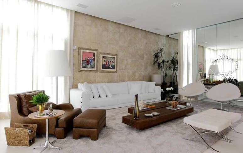 9. A mesa de madeira no centro da sala de estar pode ser dupla e trazer muita beleza. Projeto por Rodrigo Fonseca.