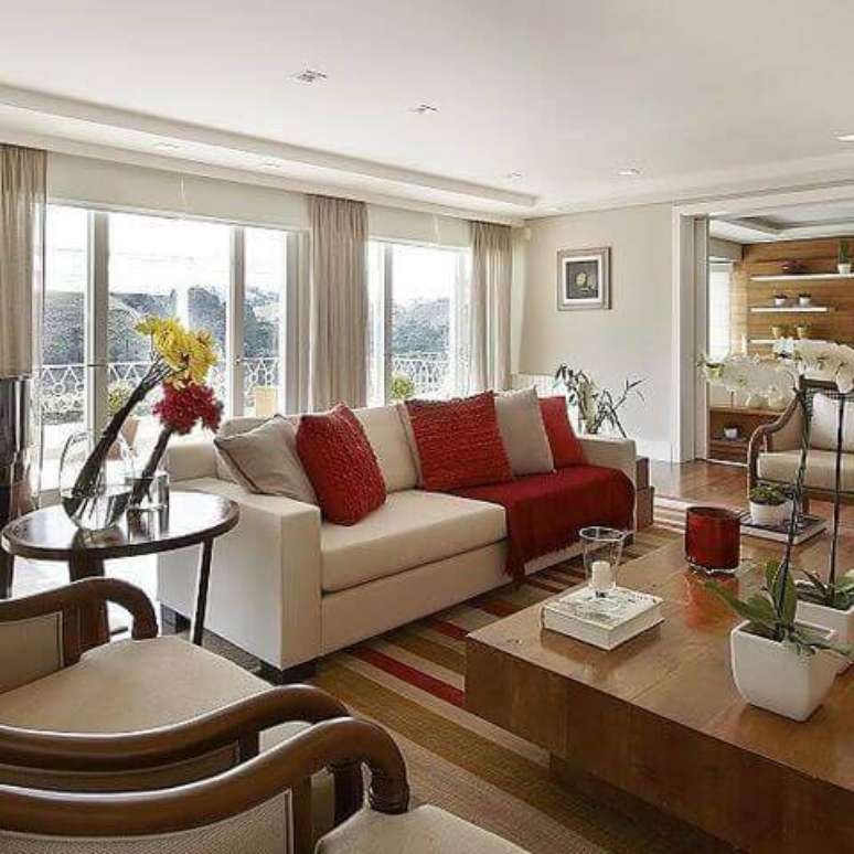 12. A mesa de madeira robusta combina com o estilo da sala de estar. Projeto por Patricia Covolo.