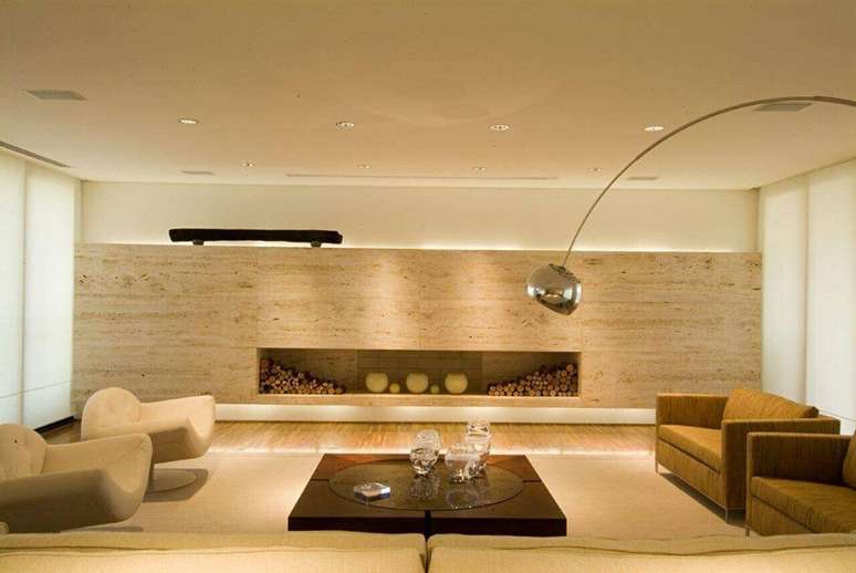 15. A sala de estar minimalista ganha mesa de madeira com tampo de vidro. Projeto por A1 Arquitetura.