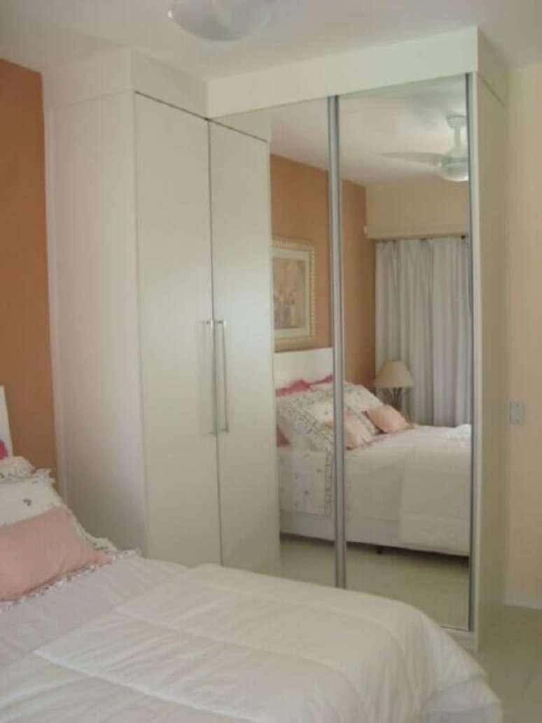 3. O guarda roupa branco com espelho é o móvel perfeito para quartos pequenos – Foto: Ideias Decor