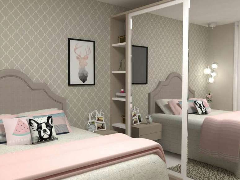 50. Decora&ccedil;&atilde;o para quarto planejado cinza e rosa com guarda roupa com espelho &ndash; Foto: Pinosy