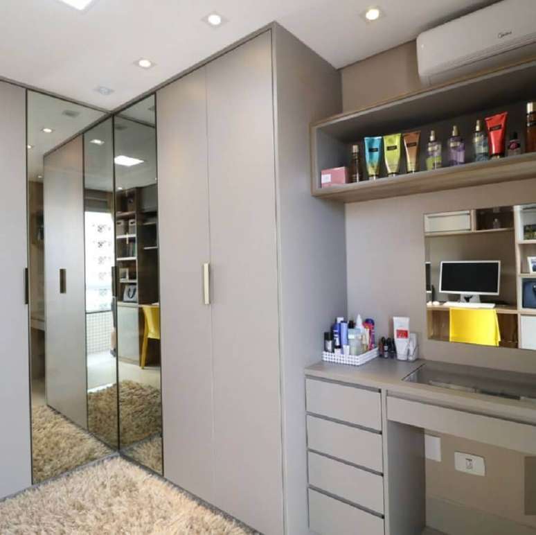 51. Guarda roupa com espelho planejado para decora&ccedil;&atilde;o de quarto cinza &ndash; Foto: Marcenaria Tok Finalli