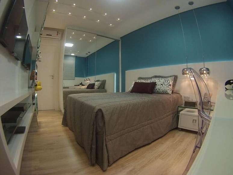 52. Guarda roupa com espelho para decora&ccedil;&atilde;o de quarto de solteiro moderno com cadeira de acr&iacute;lico transparente &ndash; Foto: Casa Arquitetos Associados