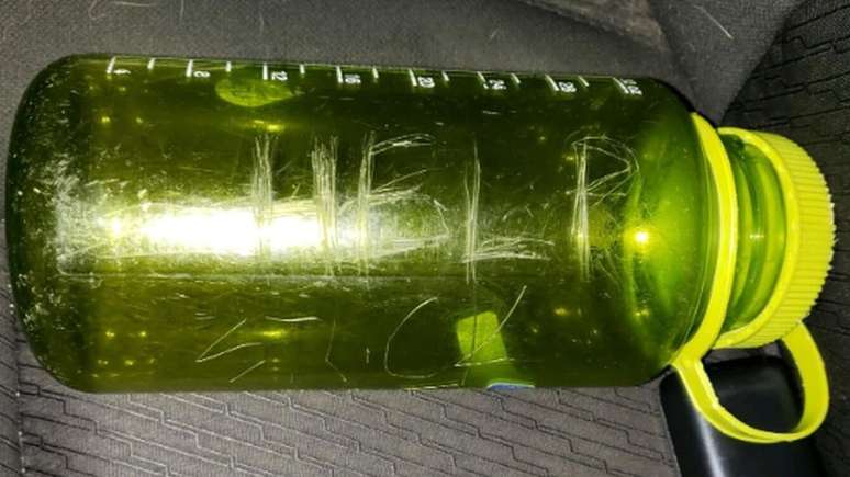 Curtis Whitson colocou a mensagem com pedido de socorro dentro desta garrafa de água verde