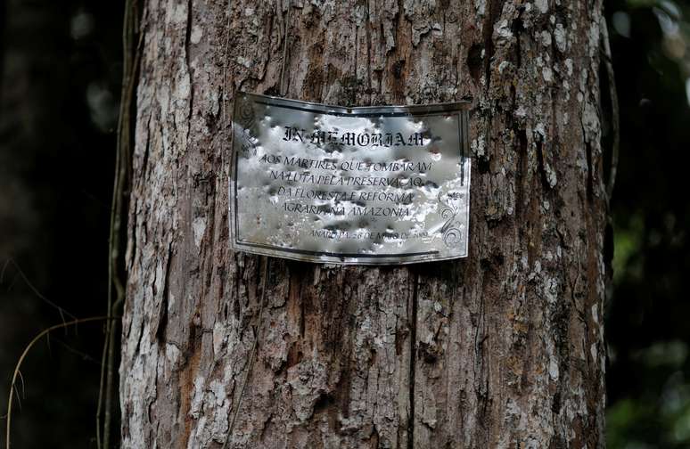 Placa cravada de tiros em árvore perto do local do assassinato da irmã Dorothy Stand em Anapu, no Pará
03/09/2019
REUTERS/Nacho Doce