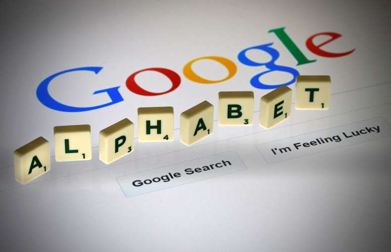 Letras que formam a palavra Alphabet, nome da dona do Google, foto feita em Paris, França. 11/8/2015. REUTERS/Pascal Rossignol