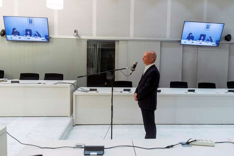 Ex-chefe da inteligência militar venezuelana Hugo Carvajal durante audiência em tribunal de Madri
12/09/2019
Emilio Naranjo/Pool via REUTERS