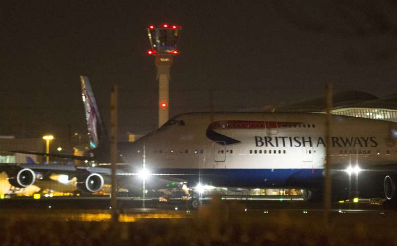 Avião taxia perto da torre de controle do aeroporto de Heathrow
12/12/2014
REUTERS/Peter Nicholls