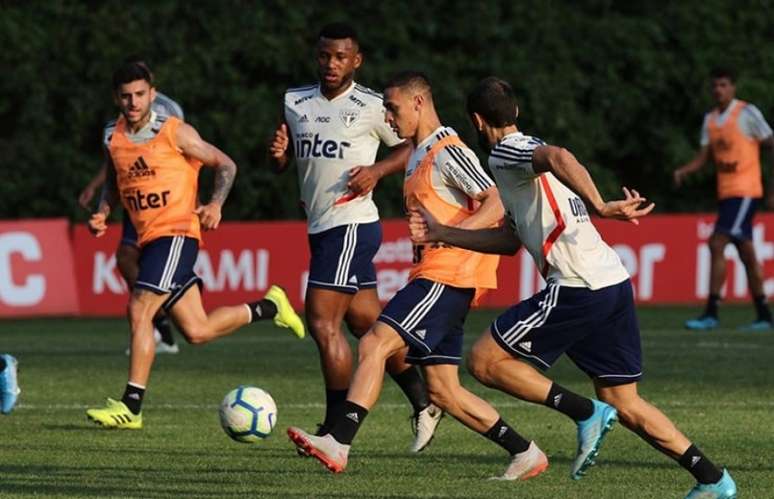 Antony já treinou com os companheiros na última quarta-feira (Foto: Rubens Chiri/saopaulofc.net)