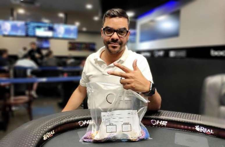 Com 400.500 em fichas, Elton Leite avançou na liderança no primeiro dia do Main Event do IPF (Divulgação)