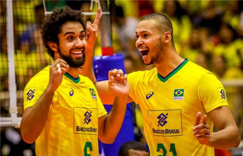 Cachopa e Alan comemoram (FIVB Divulgação)