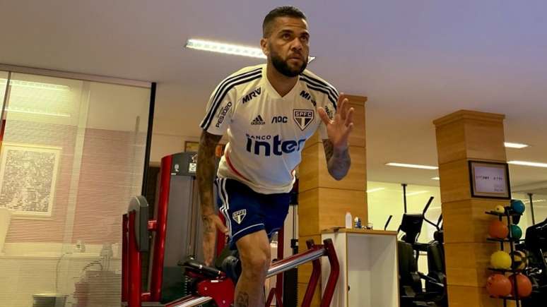 Daniel Alves fez apenas exercícios regenerativos na parte interna do CT (Foto: Reprodução/Twitter São Paulo)