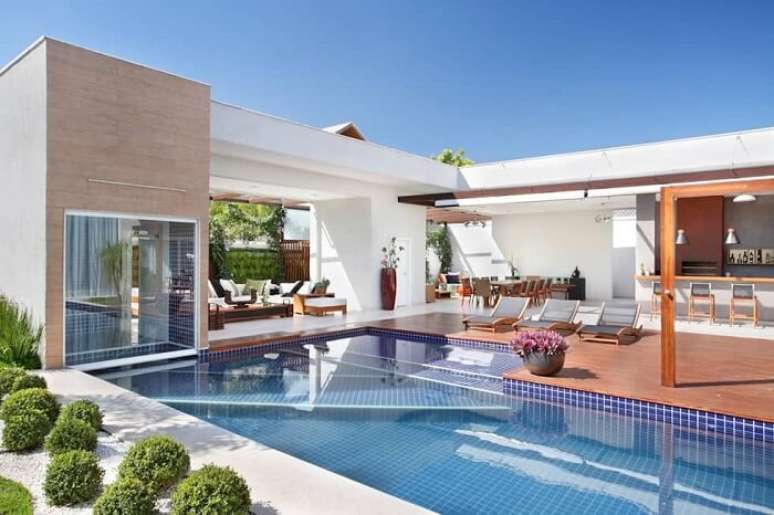 57. A maior parte das casas com piscina contam com deck de madeira. Fonte: Revista Viva Decora