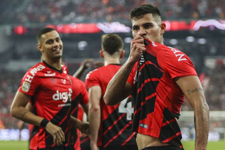 Bruno Guimarães marcou o gol da vitória do Athletico-PR no 1º jogo da final da Copa do Brasil.