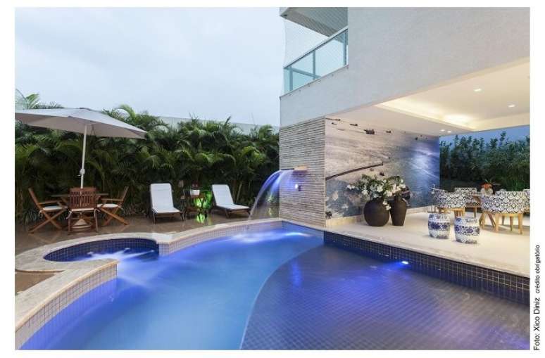 55. &Aacute;rea de lazer com piscina com cascata. Projeto por Vanja Maia