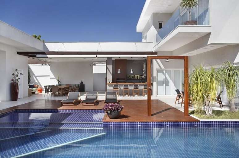 49. &Aacute;rea de lazer pequena com mobili&aacute;rio externo e piscina. Projeto por Angela Meza