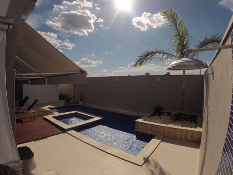 6. &Aacute;rea de lazer pequena com piscina e deck de madeira. Projeto por Arquiteto Caio Pelisson