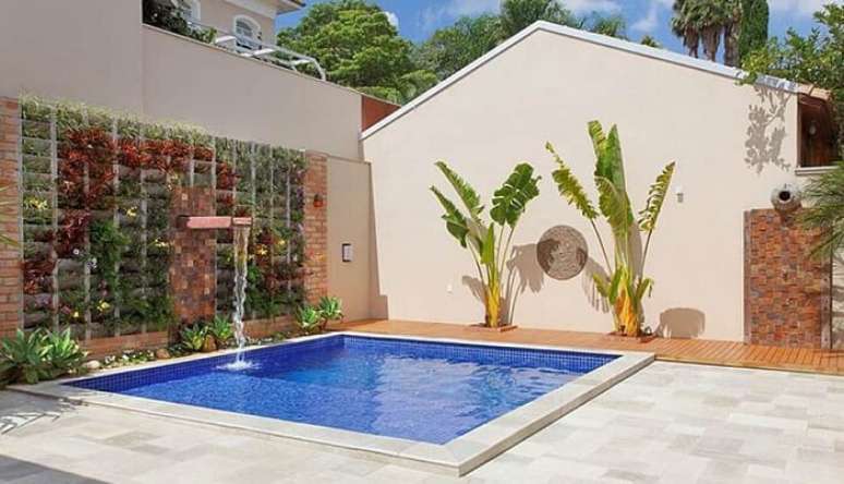 27. Área de lazer pequena com piscina e jardim vertical. Fonte: Revista Viva Decora