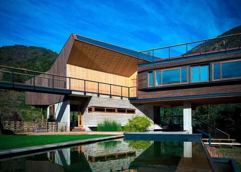 8. &Aacute;rea externa ampla com piscina extensa. Fonte: Revista Viva Decora