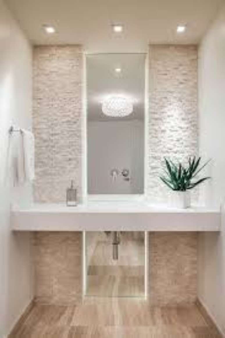 48. Banheiro com pedras decorativas de pedra canjiquinha. Por: Mauricio Guebara Arquitetura