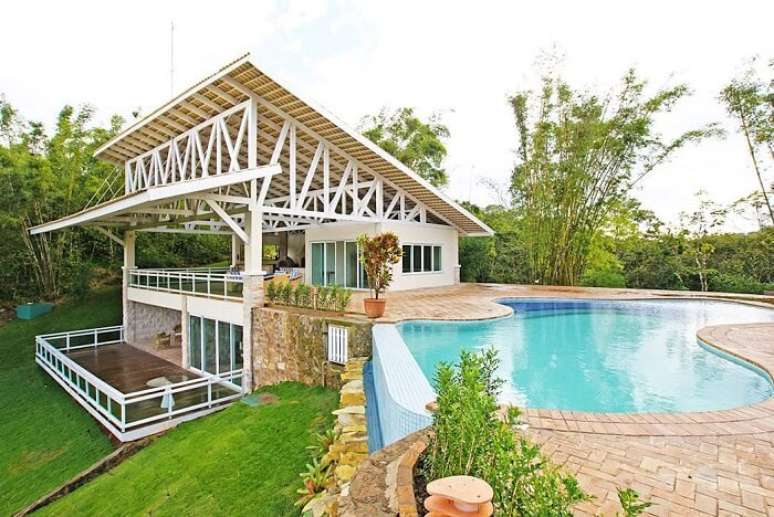 29. Casa com estrutura met&aacute;lica branca e piscina com pastilhas. Fonte: Revista Viva Decora