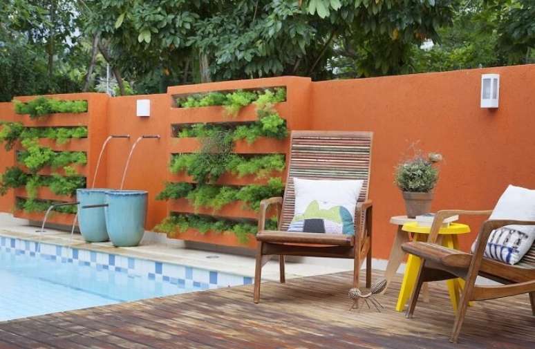 30. Casa com muro laranja, piscina e jardim vertical. Projeto por RBP Arquitetura e Interiores