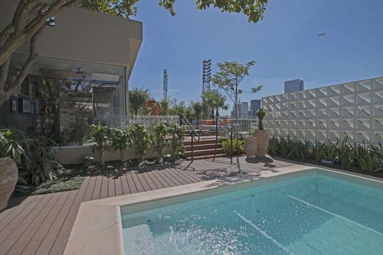 37. Casas com piscina e vasos de planta. Projeto por J&oacute;ia Bergamo