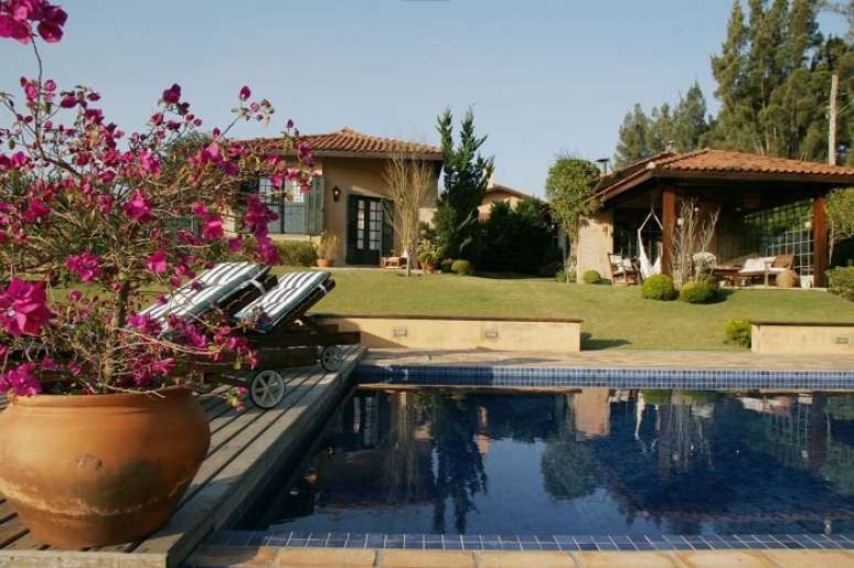 39. Casas com piscina com jardim e deck de madeira. Projeto por Katia Perrone