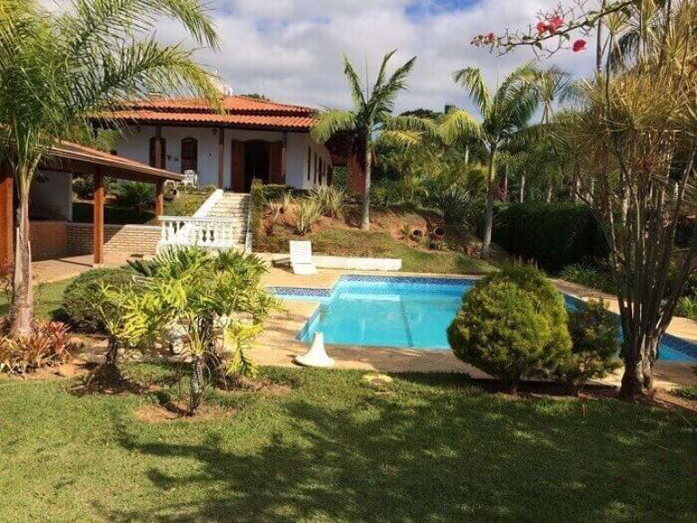 41. Casas com piscina com revestimento azul e espregui&ccedil;adeira. Fonte: Revista Viva Decora