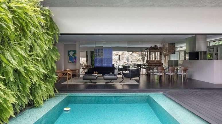 2. Casas com piscina, deck de madeira e jardim vertical. Projeto por Jayme Bernardo Arquitetura e Design