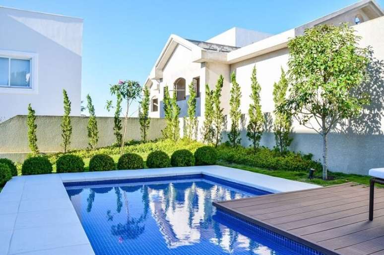 Uma casa moderna com piscina e jardim