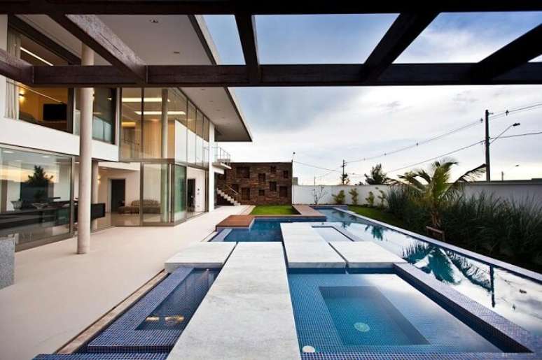59. Casas com piscina em vários formatos. Fonte: Revista Viva Decora