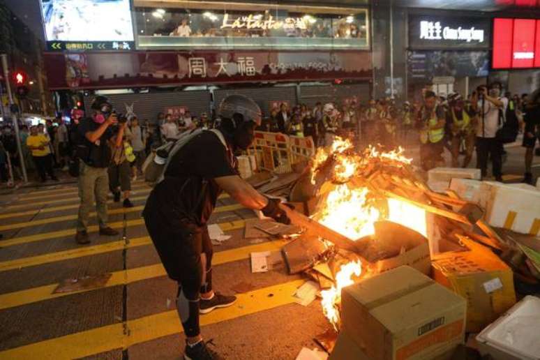 Polícia de Hong Kong proíbe protesto marcado para domingo