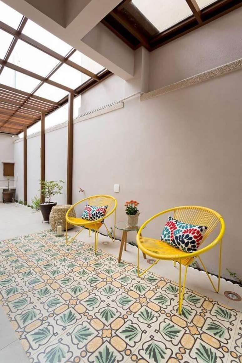 9. Decoração com piso para quintal estampado e cadeira colorida – Por: Juliana Conforto