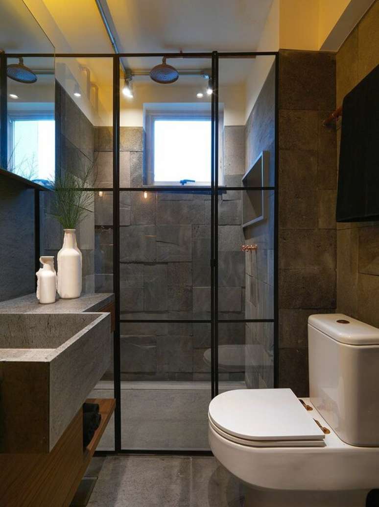 11. Cômodos mais clássicos podem ter janela para banheiro com cores escuras. Projeto de Studio Márcio Michaluá