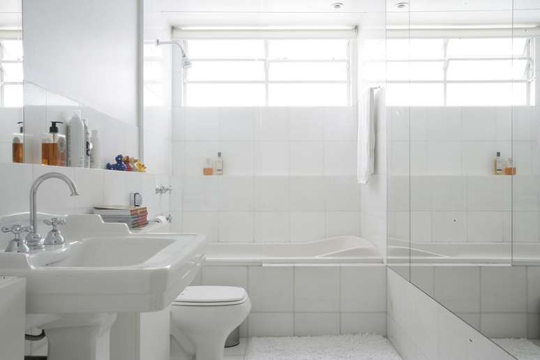 5. A janela para banheiro basculante &eacute; o que h&aacute; de mais popular. Projeto de Ant&ocirc;nio Ferreira e M&aacute;rio Celso