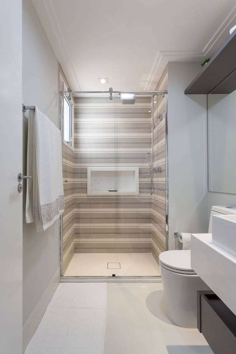 47. &Eacute; interessante instalar a janela para banheiro de acordo com a altura dos moradores. Projeto de Mariana Luccisano