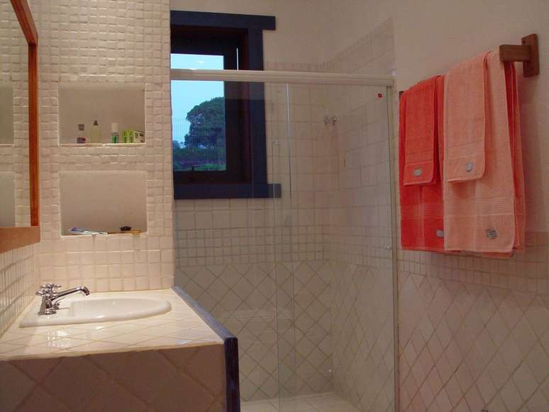 51. Um bom batente faz toda a diferen&ccedil;a em janela para banheiro. Projeto de Cl&aacute;udia Prota Vasconcellos