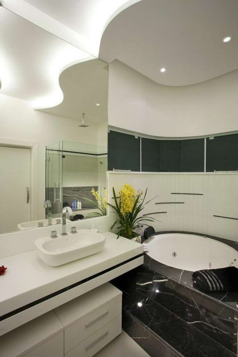 3. A janela para banheiro feita de vidro &eacute; interessante por oferecer ilumina&ccedil;&atilde;o natural. Projeto de Aquiles Nicolas K&iacute;laris