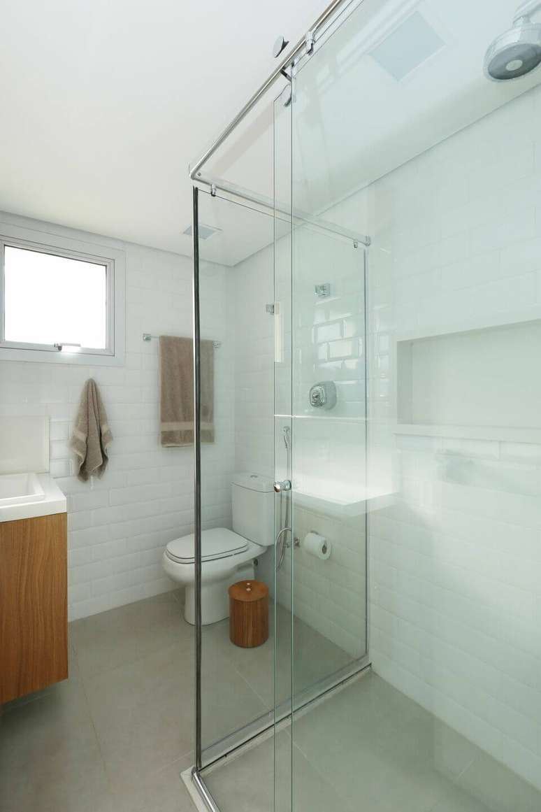 22. A janela para banheiro basculante chama a aten&ccedil;&atilde;o pela abertura inteligente. Projeto de SP Est&uacute;dio