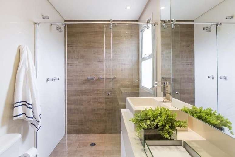 32. A janela para banheiro costuma ficar pr&oacute;ximo ao box. Projeto de Conseil Brasil