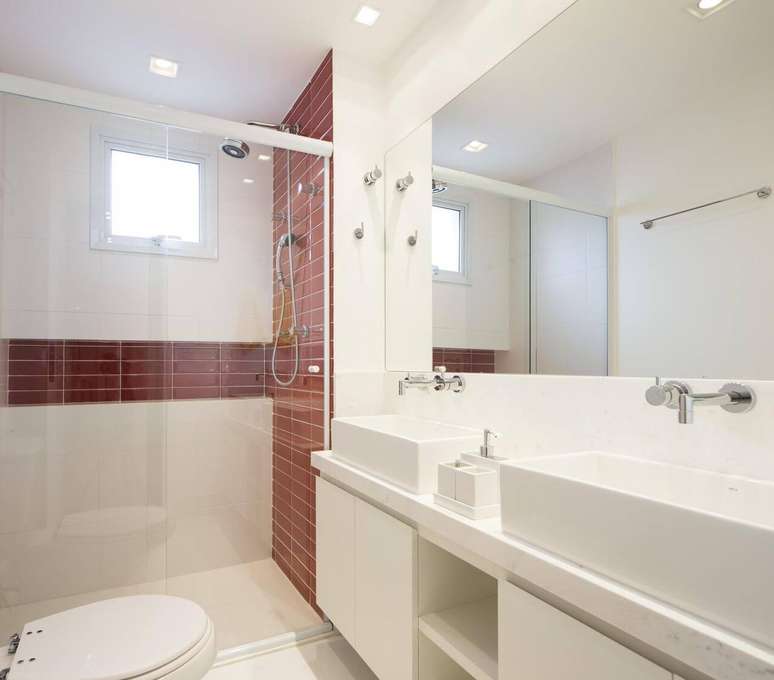 10. A janela para banheiro deve combinar com o restante do c&ocirc;modo. Projeto de C+H Arquitetura