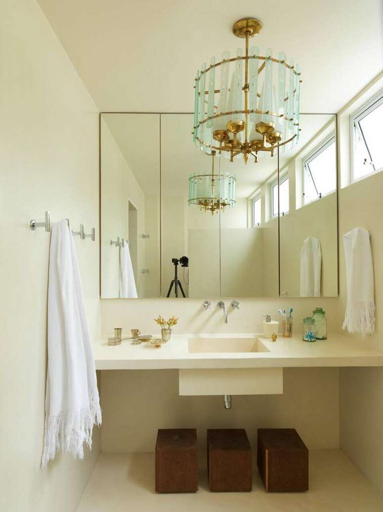 18. A iluminação oferecida pela janela para banheiro é importantíssima. Projeto de Maristela Gorayeb
