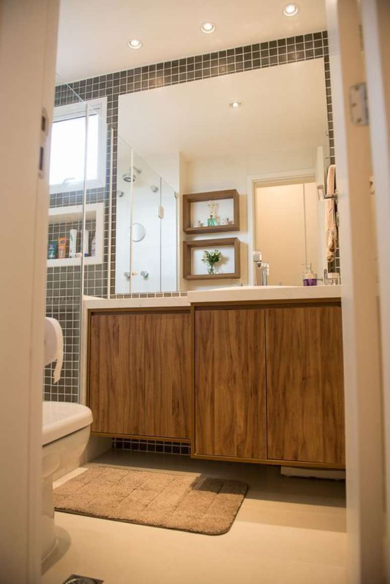 35. A janela para banheiro basculante &eacute; a mais encontrada. Projeto de Moussi Arquitetura