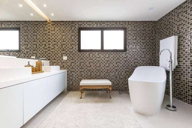 54. A janela para banheiro deve deixar a ilumina&ccedil;&atilde;o entrar no c&ocirc;modo de forma inteligente. Projeto de Luciana Latorre