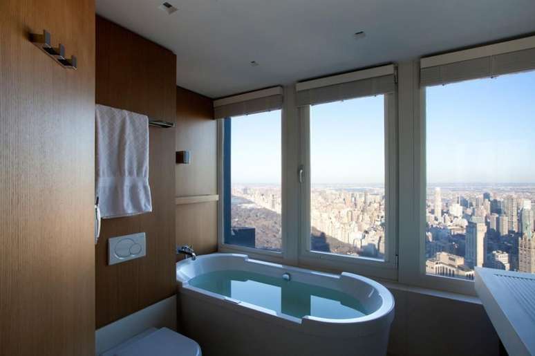 29. A janela para banheiro pode ser bem grande a depender do c&ocirc;modo. Projeto de Andr&eacute; Arquimagens