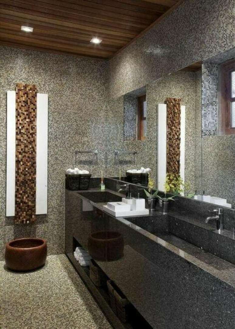 49. Instalar a janela para banheiro em cima do espelho tamb&eacute;m &eacute; interessante. Foto: L&eacute;o Shehtman